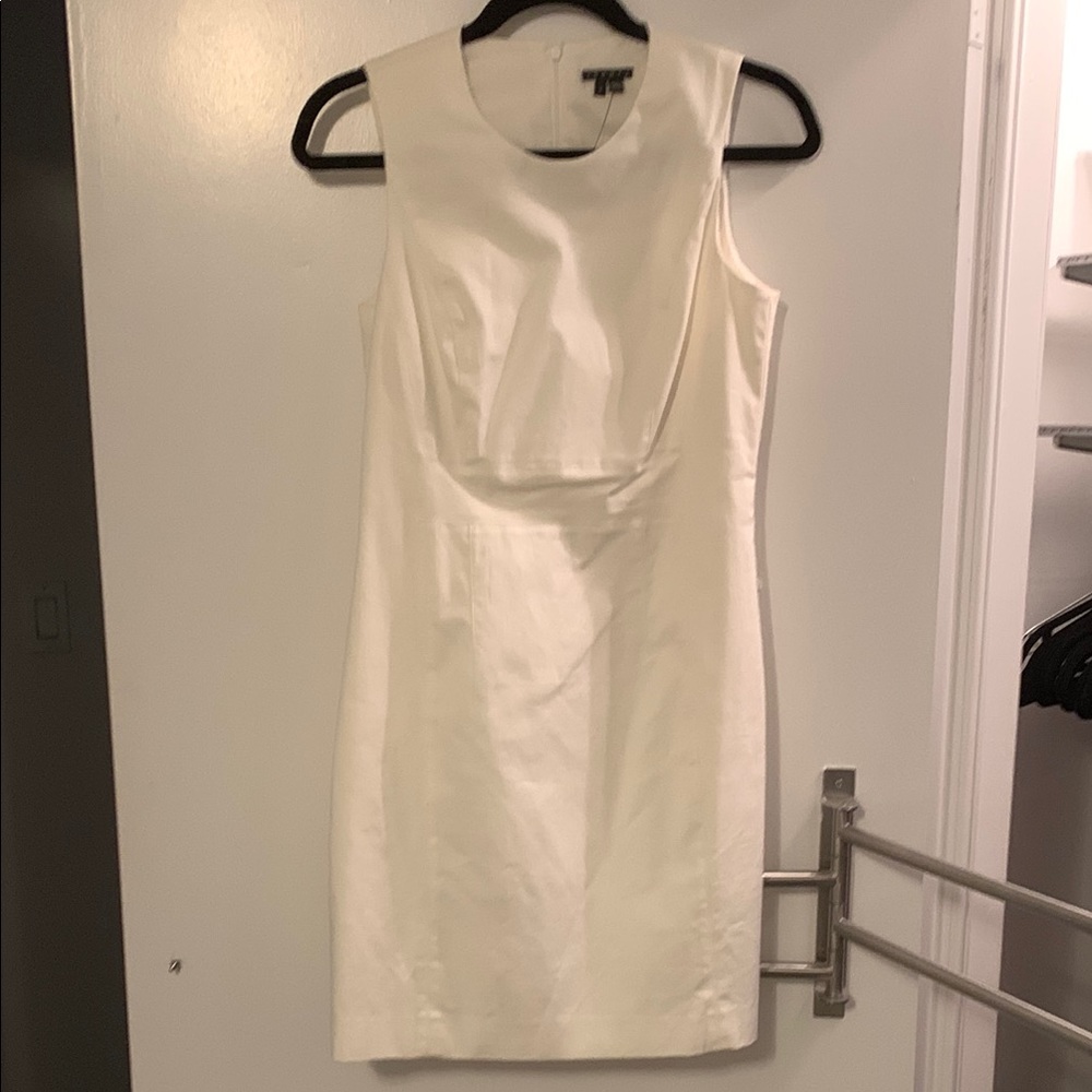 Elegant White Sleeveless Dress